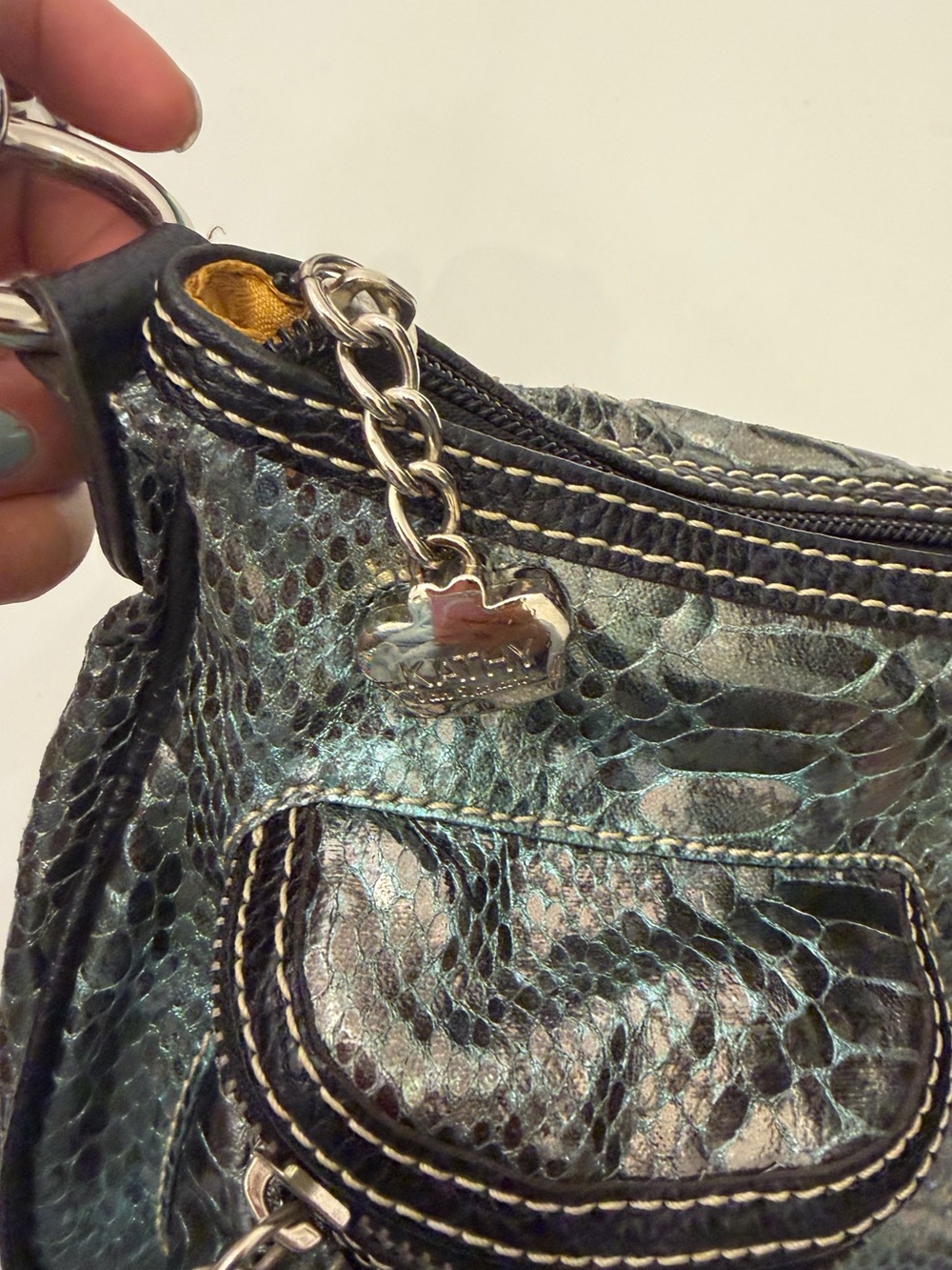✨ Kathy Van Zeeland Y2K Metallic Snakeskin Shoulder Bag ✨ - Picture 4 of 8